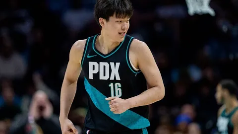“太阳队球星杜兰特受伤离场，未来局势不容乐观！”